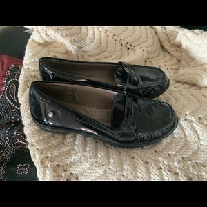 EUC Life Stride Black Patent Look Loafer Size 6.5